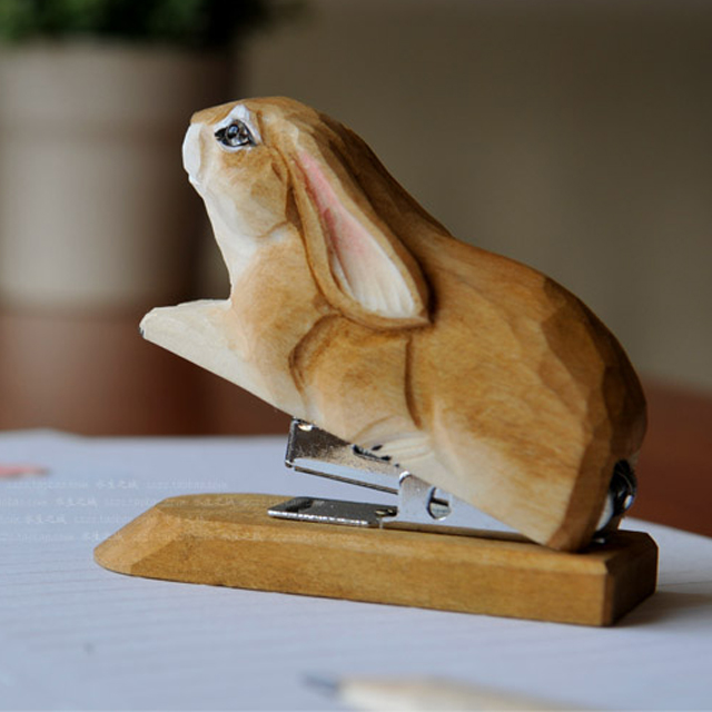 手工雕刻实木小兔订书器