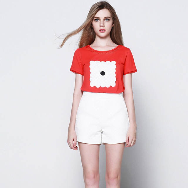 红色T恤白色高腰短裤套装