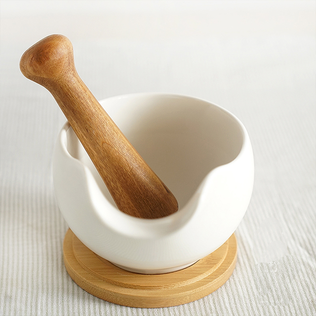 纯白陶瓷捣蒜罐食物研磨器