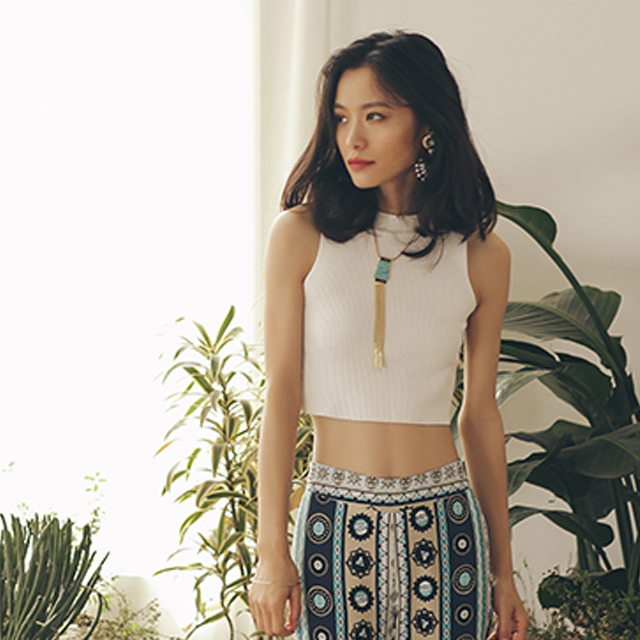 白色无袖高领上衣