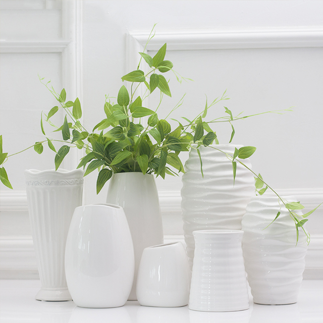 白色陶瓷花瓶