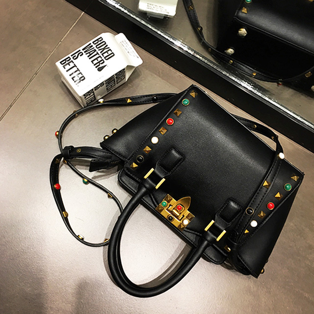 时尚复古翅膀铆钉包