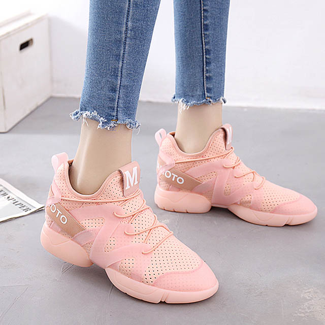 女生粉色运动鞋