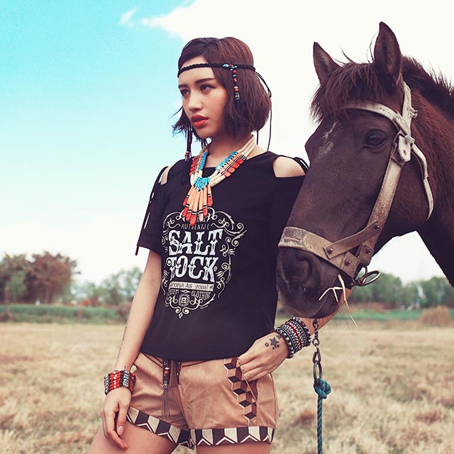 纯色露肩绑带喇叭袖T恤