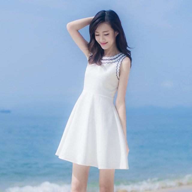 小清新仙气波浪刺绣无袖连衣裙