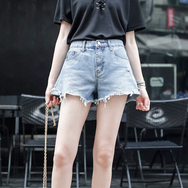 水洗毛边破洞宽松牛仔短裤