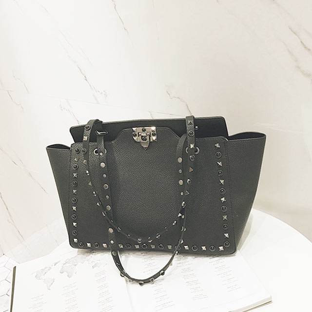 铆钉手提单肩蝙蝠包