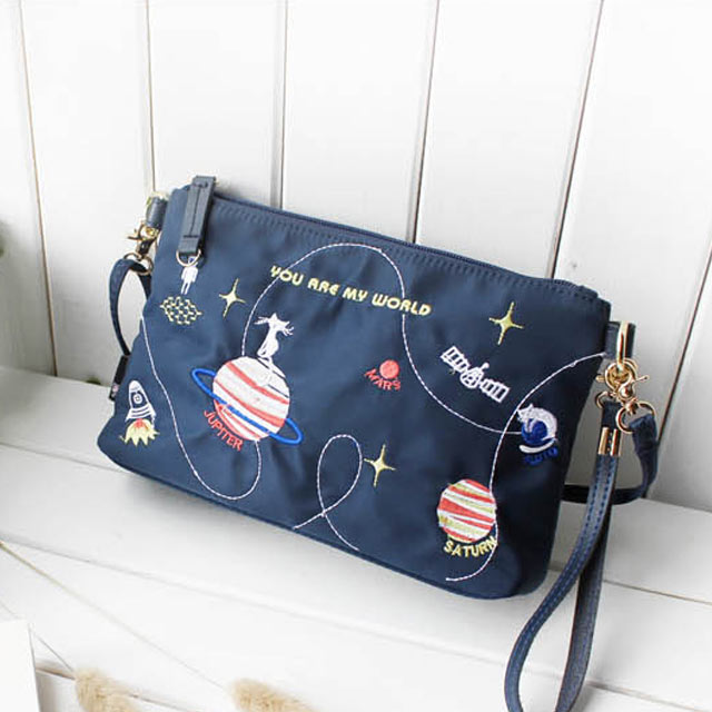 动物星球刺绣印花斜背包