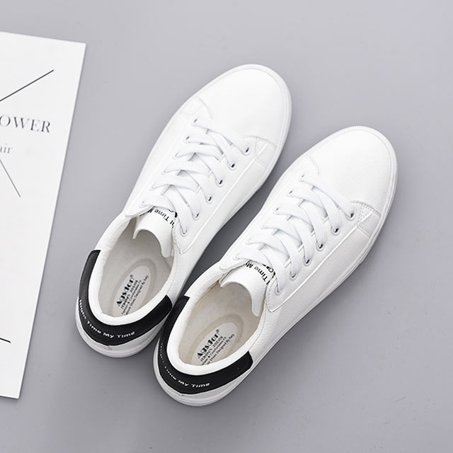 平底时尚街拍小白鞋