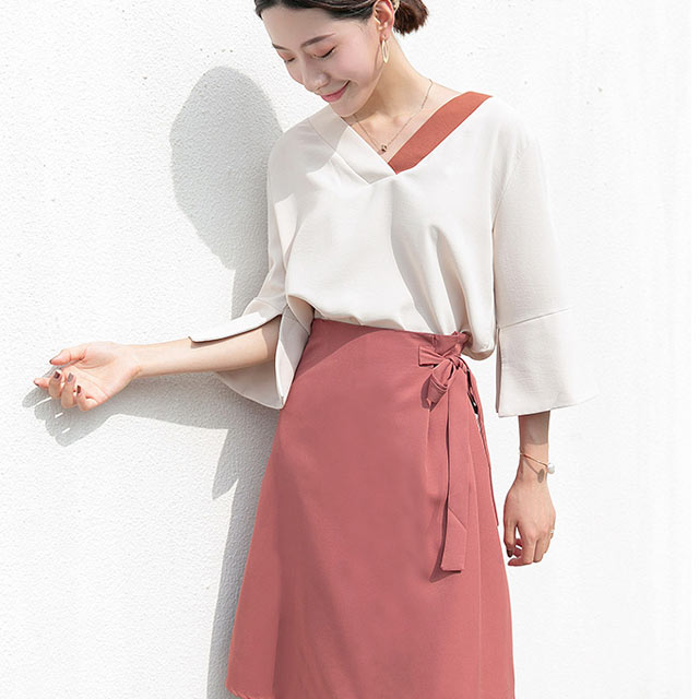 喇叭袖开叉V领雪纺衫