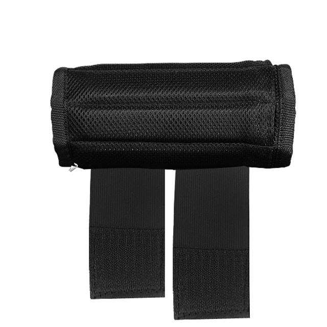 男生跑步负重沙袋