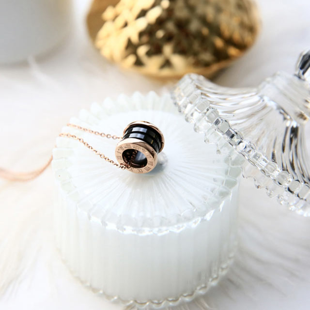 钛钢玫瑰金陶瓷圆柱弹簧项链