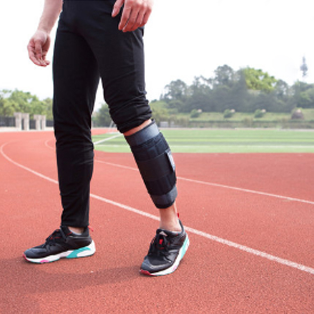 男负重装备跑步沙袋