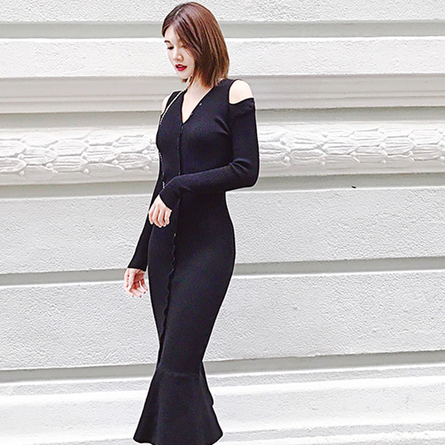 黑色V领露肩针织连衣裙