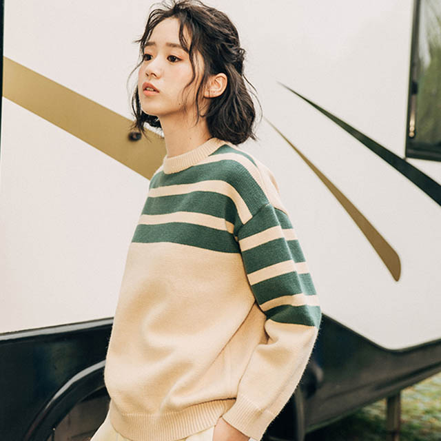 复古条纹搭配毛衣圆领