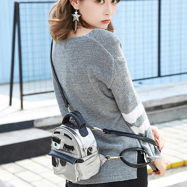 罗兰院长你眨眼睛斜挎双肩包