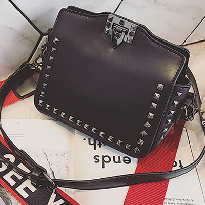 铆钉字母宽带休闲百搭小包