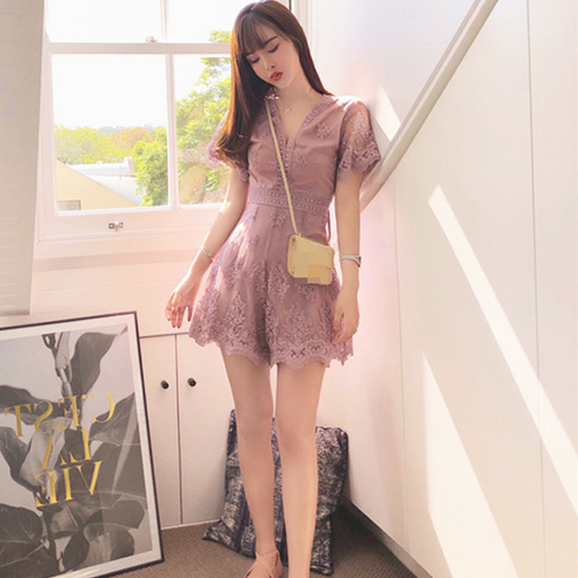 V领蕾丝刺绣连体短裤