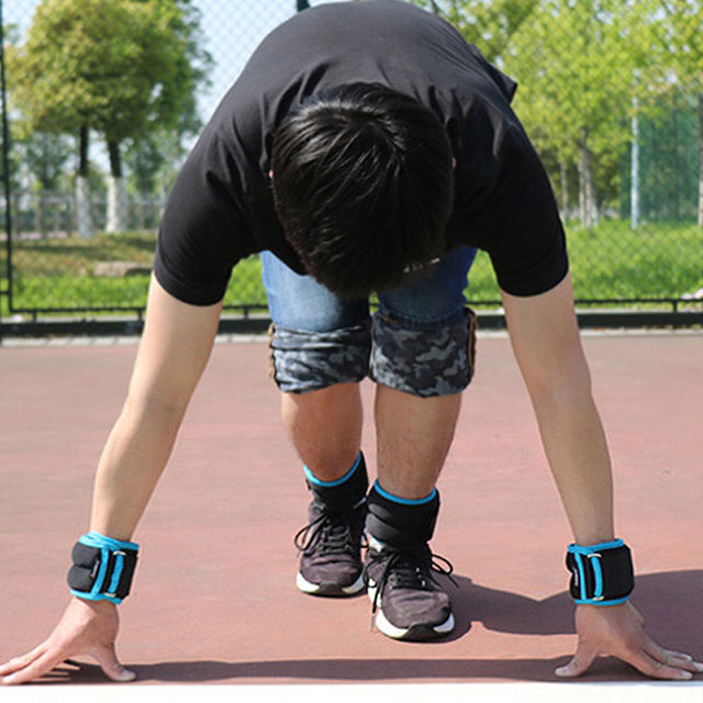 沙袋绑腿负重跑步训练