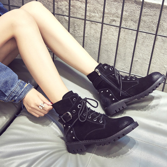 复古铆钉平底短靴