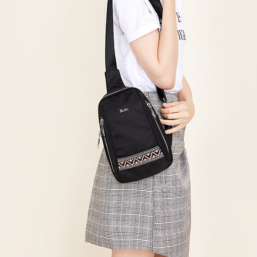 韩版百搭休闲胸前包