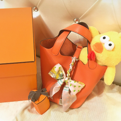 真皮拼色荔枝纹水桶包