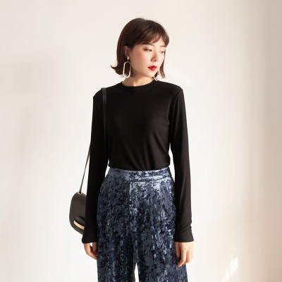 圆领修身纯色打底衫