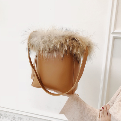 冬季百搭皮草水桶包