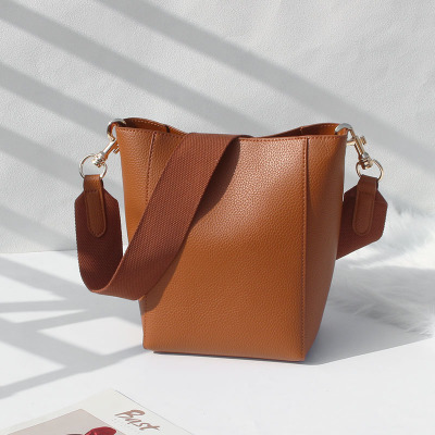 百搭斜挎水桶包