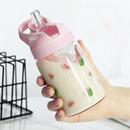 带吸管的网红玻璃杯