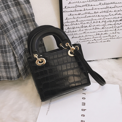 复古鳄鱼纹戴妃包