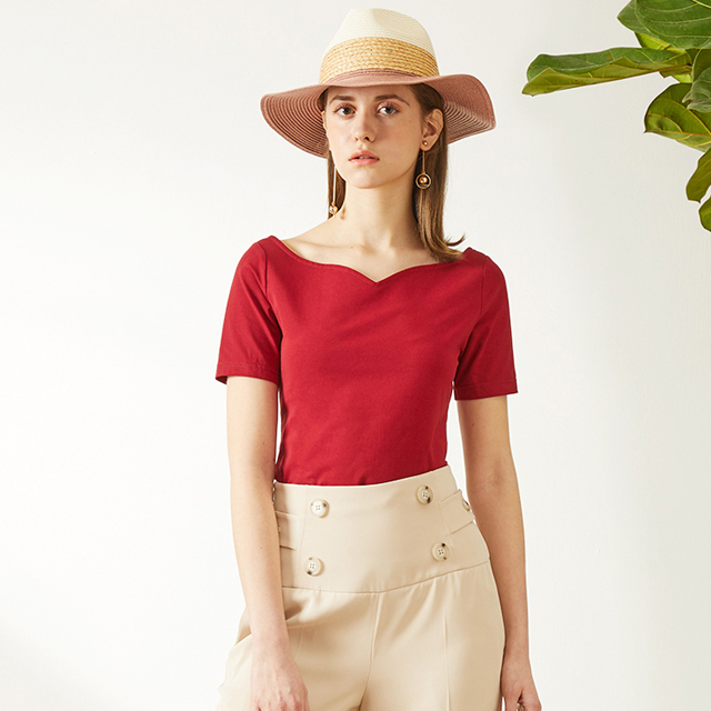 枣红色桃心领T恤